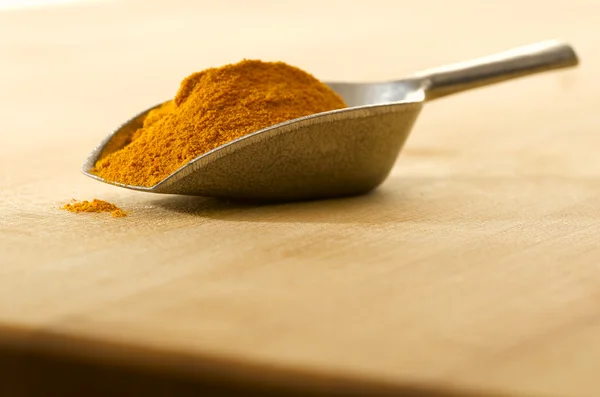 Scoop with curry on a cutting board — Stock Photo, Image