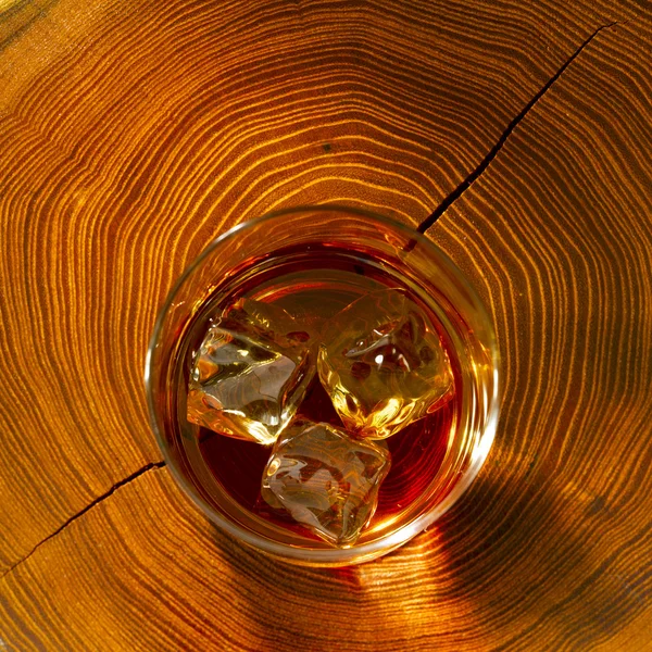 Whiskey on the rocks and wood — Stock Photo, Image