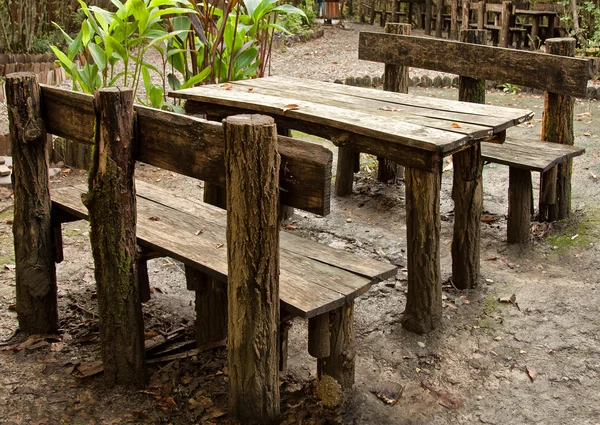 Openlucht houten bank en tabel in tuin — Stockfoto