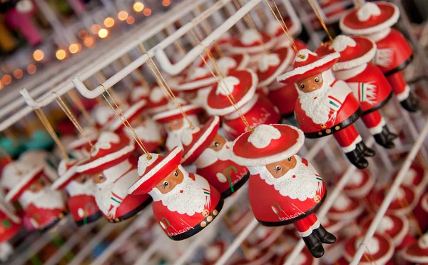 Weihnachtsmann-Statuen — Stockfoto