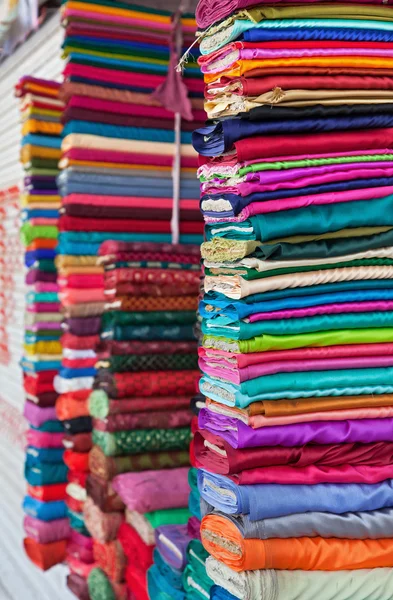 Colorful fabrics in the store — Stock Photo, Image