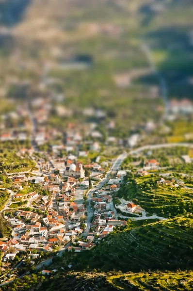 Вид с воздуха на горную деревню с эффектом сдвига наклона объектива — стоковое фото