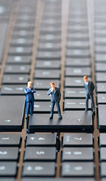 Figurines d'homme d'affaires sur ordinateur portable — Photo