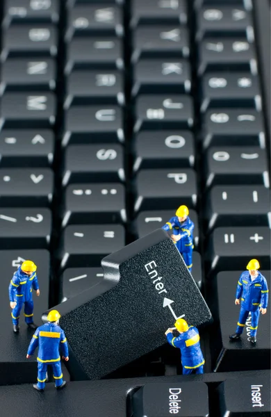 Équipe de travailleurs de la construction travaillant sur un clavier d'ordinateur — Photo