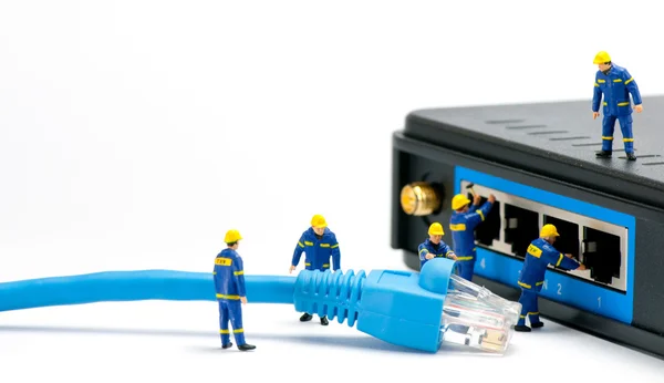 Techniker verbinden Netzwerkkabel — Stockfoto