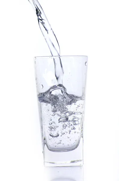 Puring νερό σε άσπρο φόντο — Φωτογραφία Αρχείου