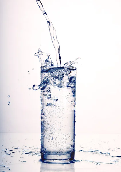 Чистая вода на белом фоне — стоковое фото