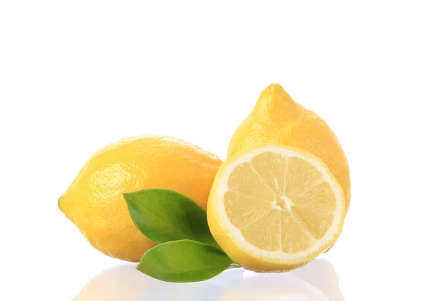 Свіжі лимони на білому тлі — стокове фото