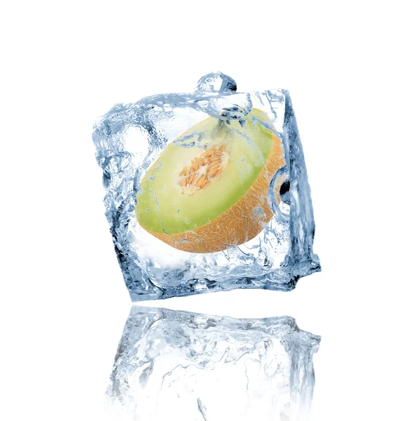 Melón congelado en cubo de hielo —  Fotos de Stock