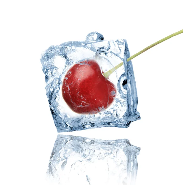 Вишня, замороженная в кубике льда — стоковое фото
