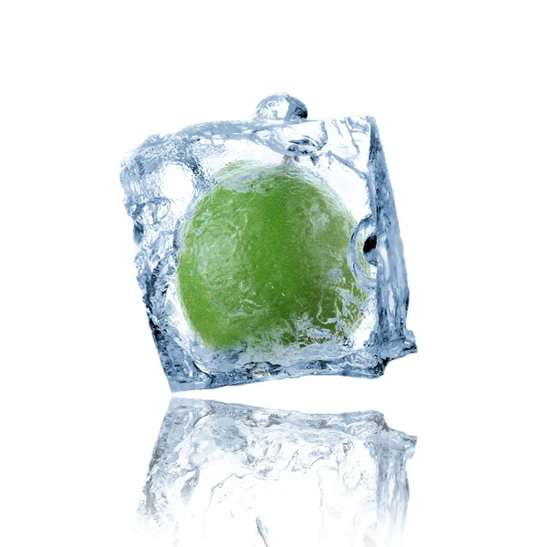 Limão congelado em cubo de gelo — Fotografia de Stock