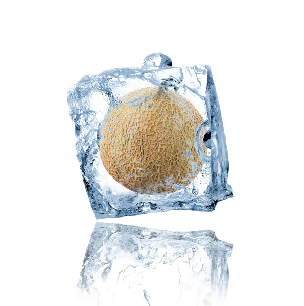 Дыня, замороженная в кубике льда — стоковое фото