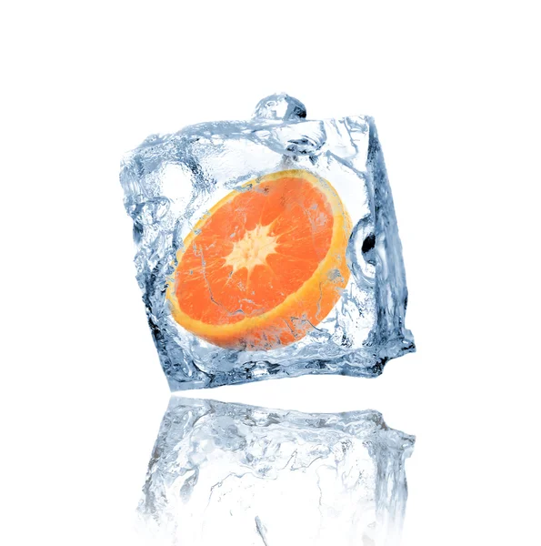 Апельсин заморожен в кубике льда — стоковое фото
