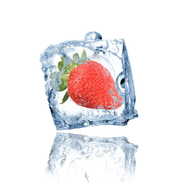 Клубника, замороженная в кубике льда — стоковое фото