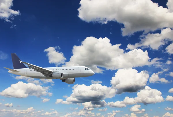 Flugzeug über dem Himmel — Stockfoto