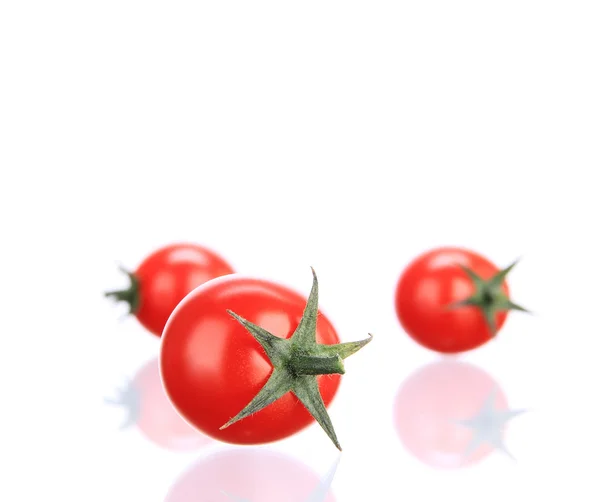 Pomidory wiśniowe izolowane na białym — Zdjęcie stockowe