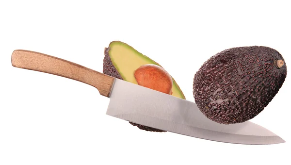 Avocado gesneden met een mes — Stockfoto