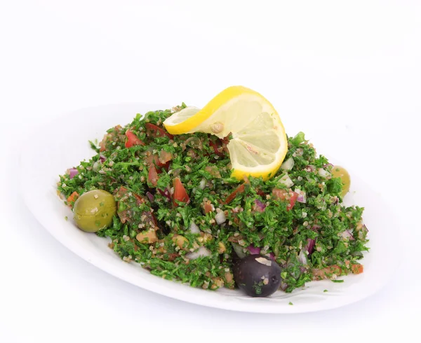 Salată de tabbouleh pe alb — Fotografie, imagine de stoc
