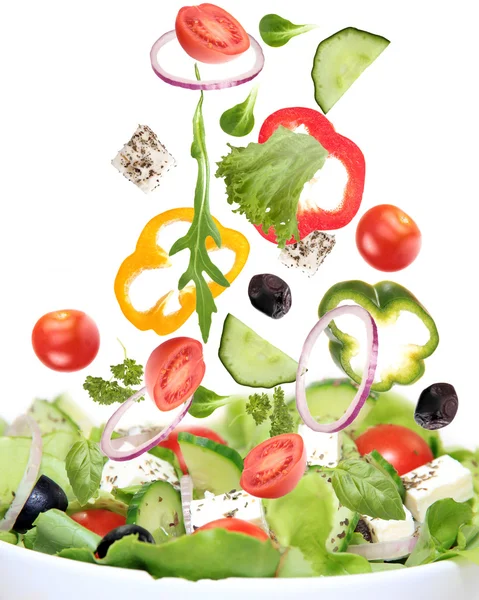 Verse salade met ingrediënten in beweging — Stockfoto