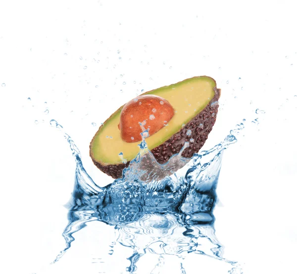 Авокадо упал в брызги воды на белом — стоковое фото