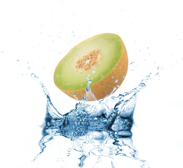 Melone caduto in spruzzi d'acqua su bianco — Foto Stock