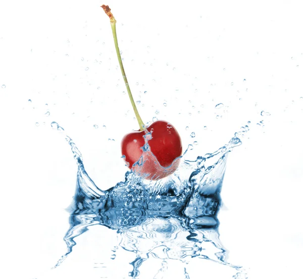 Cherry jatuh ke dalam percikan air pada putih — Stok Foto
