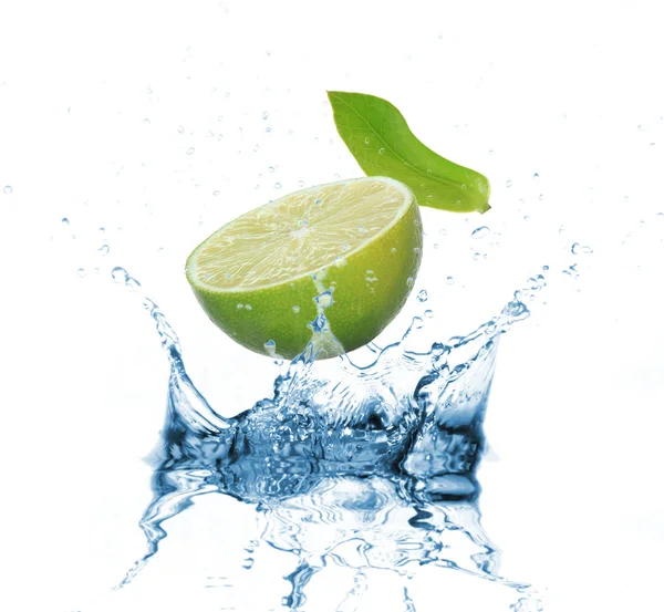 Fresh lime dropped into water — Stock Photo, Image