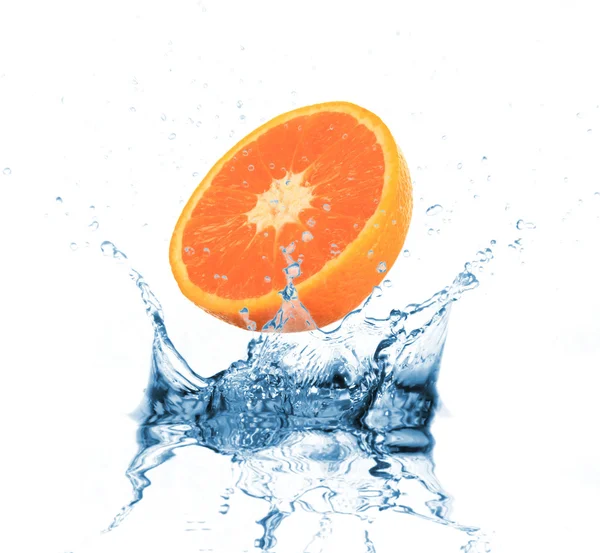 Orange fällt ins Wasser Spritzwasser auf Weiß — Stockfoto