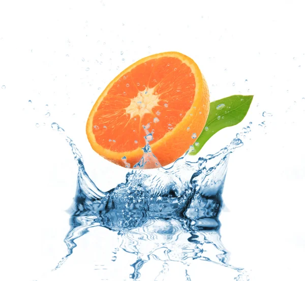 Arancione caduto in spruzzi d'acqua su bianco — Foto Stock