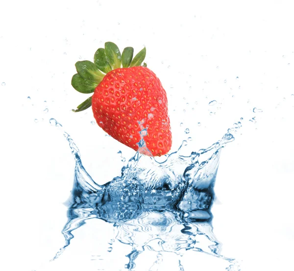 Φράουλα πεφμένη splash water σε λευκό — Φωτογραφία Αρχείου