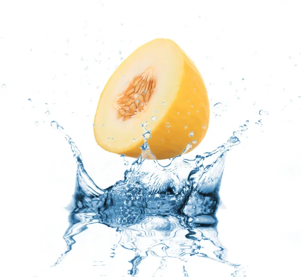 Gul melon har sjunkit i vattenstänk på vit — Stockfoto