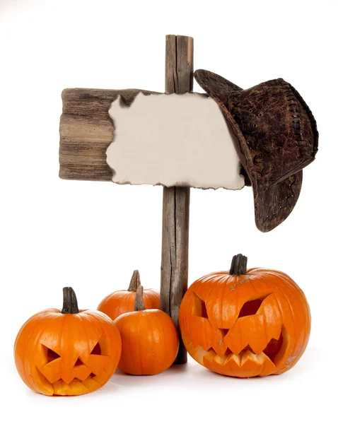 Calabazas de Halloween naturaleza muerta con cartel de madera — Foto de Stock