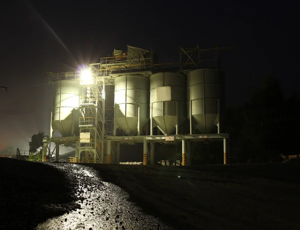 Фабрика ночью — стоковое фото