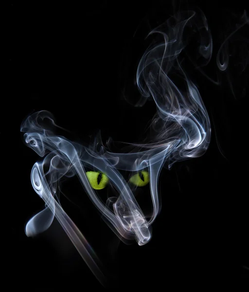 Zelené kočičí oči v dým — Stock fotografie