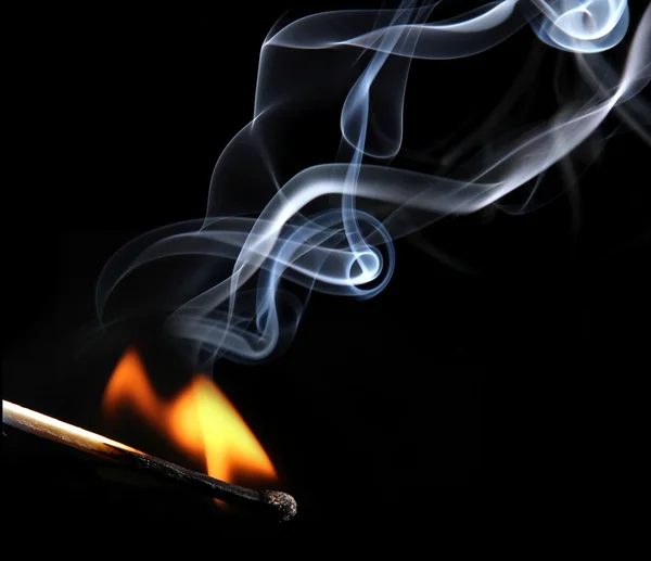 Ignição de fósforo com fumaça — Fotografia de Stock