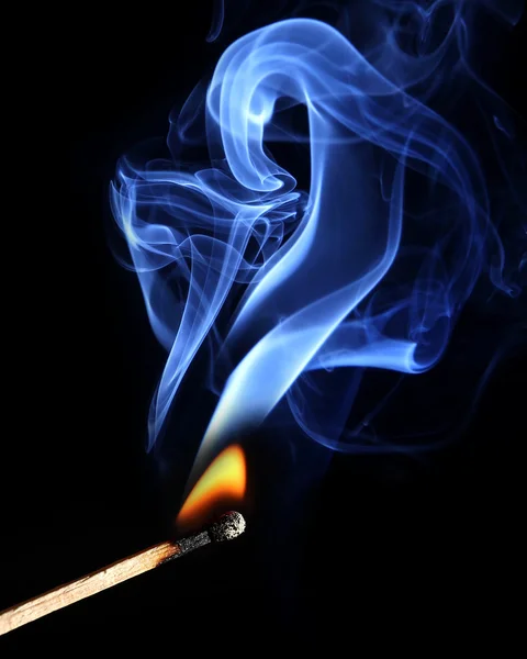 Antändning av match med rök — Stockfoto