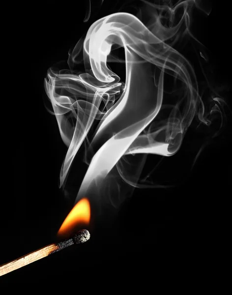 Zündung von Streichholz mit Rauch — Stockfoto