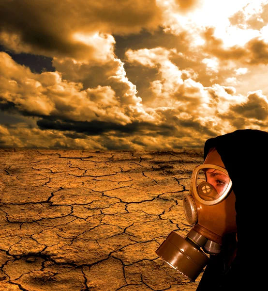Dziewczyna w masce gazowej z ziemi martwe tło — Zdjęcie stockowe