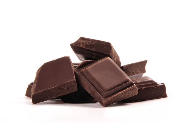Barra de chocolate rota sobre fondo blanco — Foto de Stock