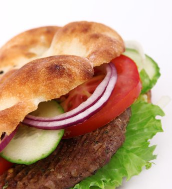 Döner kebap sandviç üzerine beyaz izole