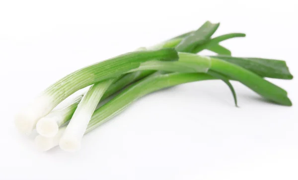 Свіжа весняна цибуля на білому — стокове фото