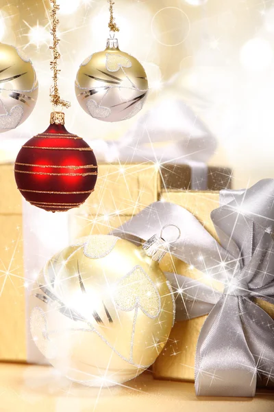 Kerstmis achtergrond met vervagen gouden lichten — Stockfoto