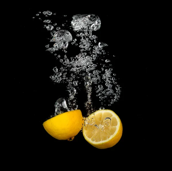 Spruzzi di limone nell'acqua — Foto Stock
