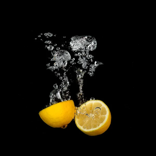 Lemond stříkající do vody — Stock fotografie
