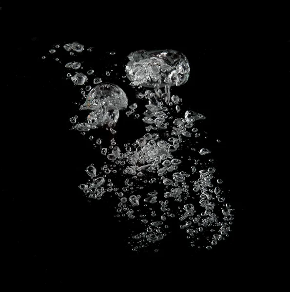 Wasser spritzt über schwarz — Stockfoto