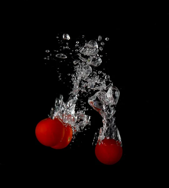 Cherry Tomaten spetteren in het water — Stockfoto