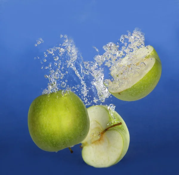 Manzana salpicando en el agua —  Fotos de Stock