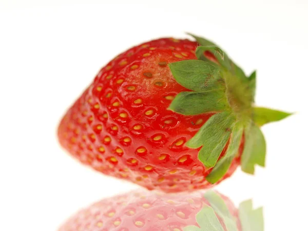Φρέσκια φράουλα σε λευκό φόντο — Φωτογραφία Αρχείου