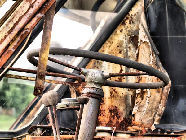 Старый заброшенный экскаватор — стоковое фото