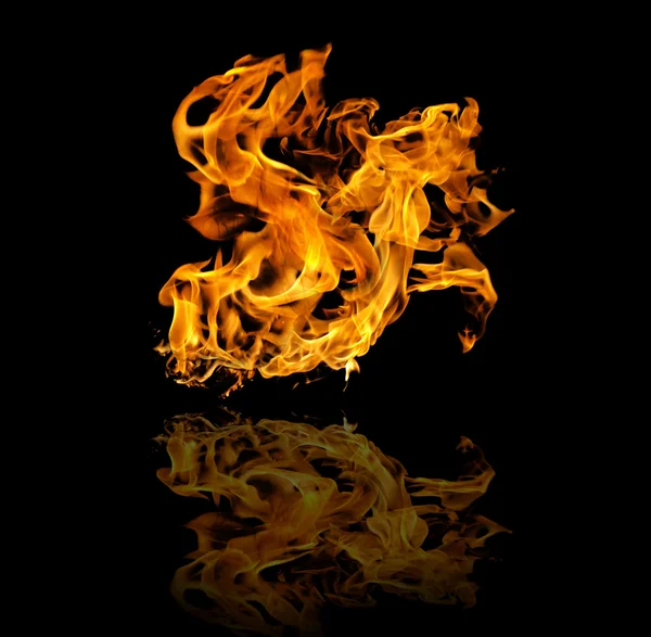 Пламя огня с зеркальным отражением — стоковое фото